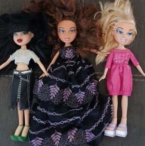 Lot Of 3 BRATZ dolls